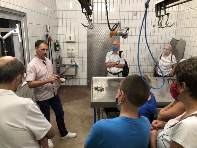 Einem hiesigen Metzger über die Schulter geschaut